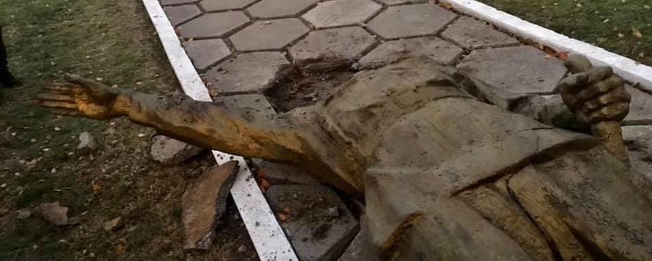 Декомунізація триває. На Полтавщині повалили Чапаєва та комсомольців