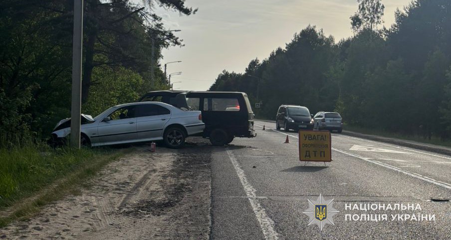 Фатальний маневр 20-річного хлопця: на Львівщині у лобовому зіткненні розтрощило дві іномарки (фото)