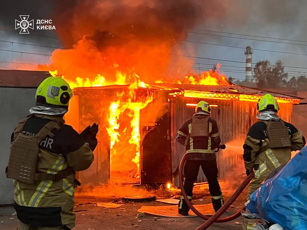 Рятувальники показали, як ліквідовують наслідки атаки на Київ