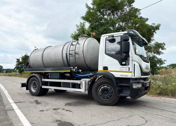 На Львівщині водій злив майже 9 тонн фекалій у лісосмузі