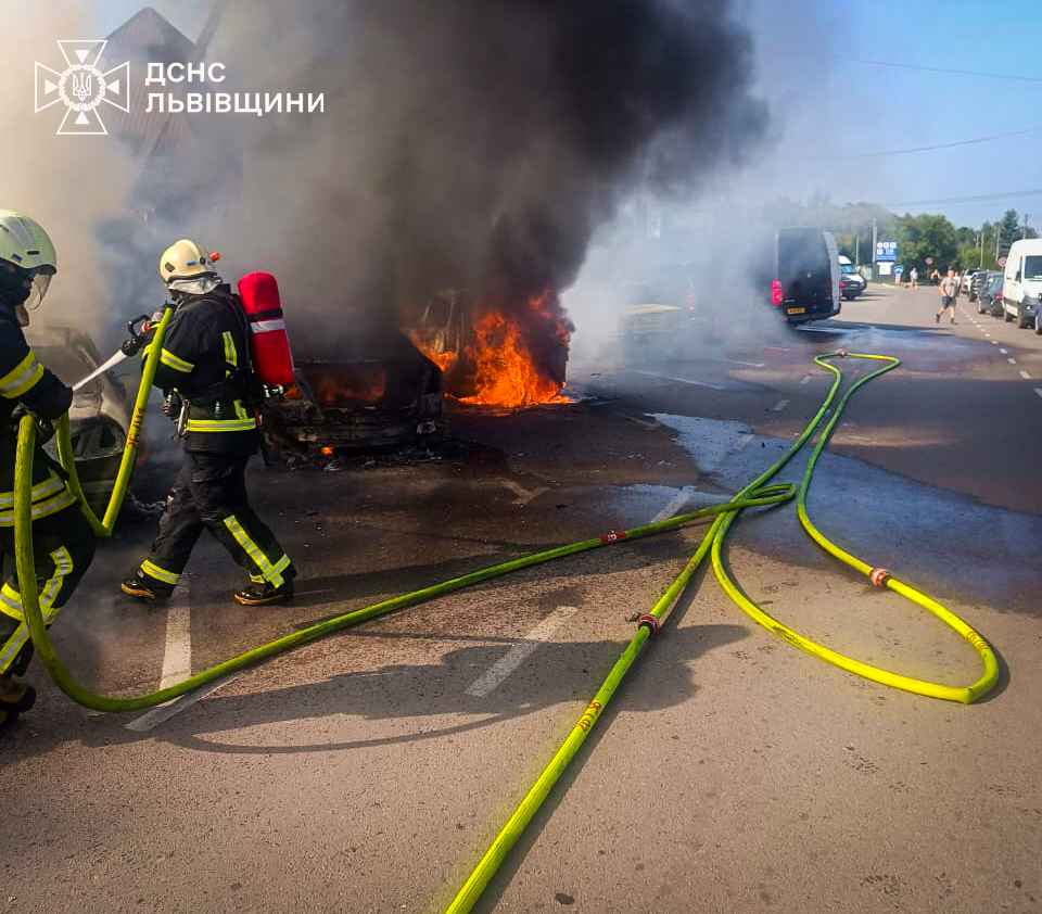 У Шегинях неподалік кордону спалахнула масштабна пожежа: згоріло сім автомобілів