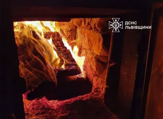 На Львівщині дитина та чоловік потрапили до лікарні через розпалювання пічки газовим балончиком