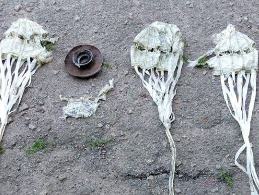 На Харківщину рашисти скинули снаряди на парашутах: пошкоджені будинки