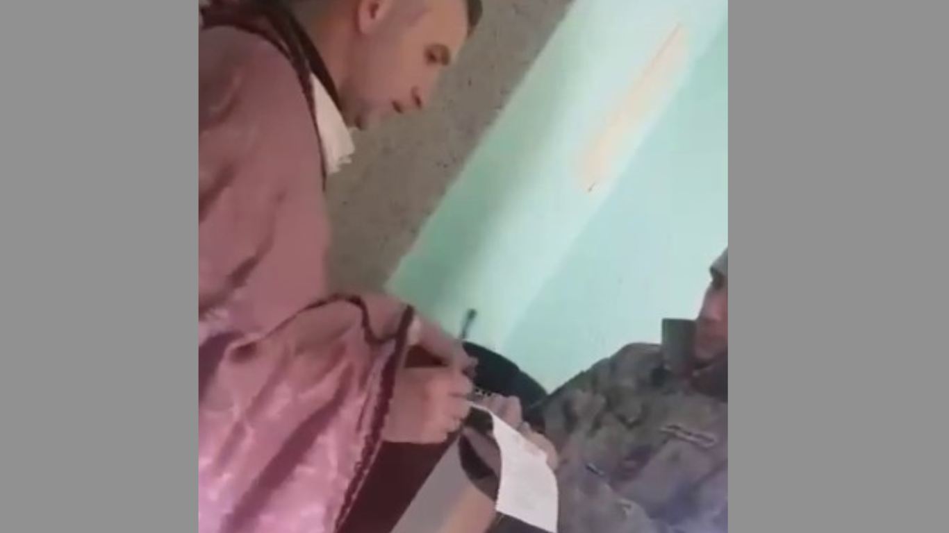 Більше не відвертишся. На Львівщині під час вручення повістки стався конфлікт між священником і батьком загиблих воїнів