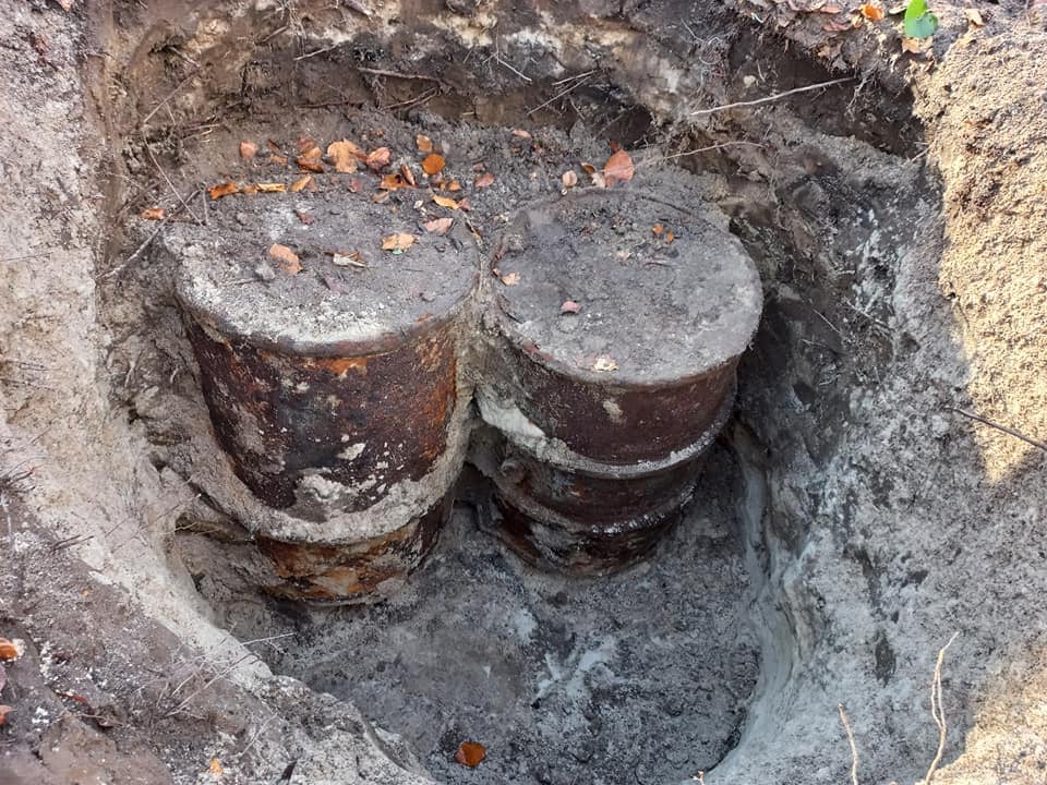 На Львівщині знайшли дві металеві бочки з зерном часів Голоду 1947 року