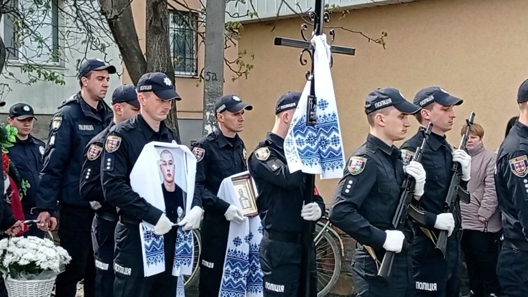 На Вінниччині прощаються із 20-річним поліцейським, якого розстріляли 20 квітня