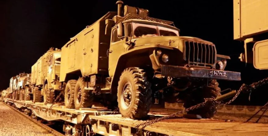 У Білорусь прибувають нові російські війська й ешелони з технікою