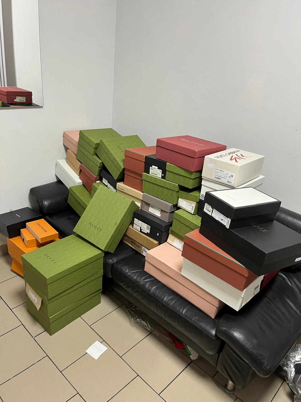 У Краківці митники знайшли в мікроавтобусі контрабанду брендових товарів