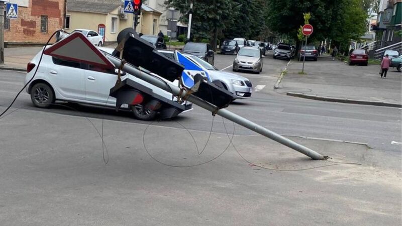 У Хмельницькому водій без прав зніс світлофор