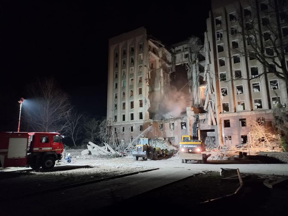 Кількість жертв від ракетної атаки на Миколаївську ОДА зросла
