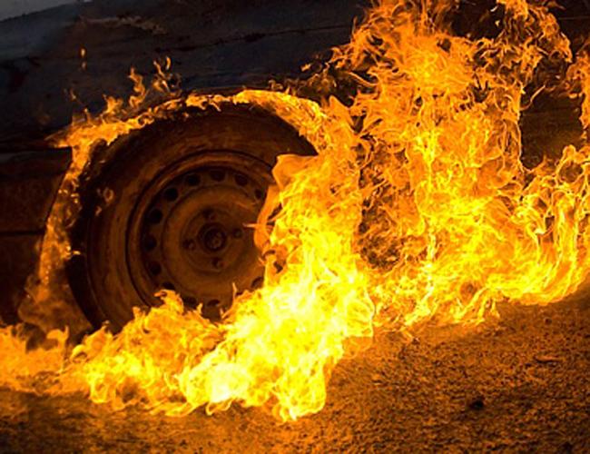 Вночі у Львові посеред дороги горіло авто після аварії, - ЗМІ