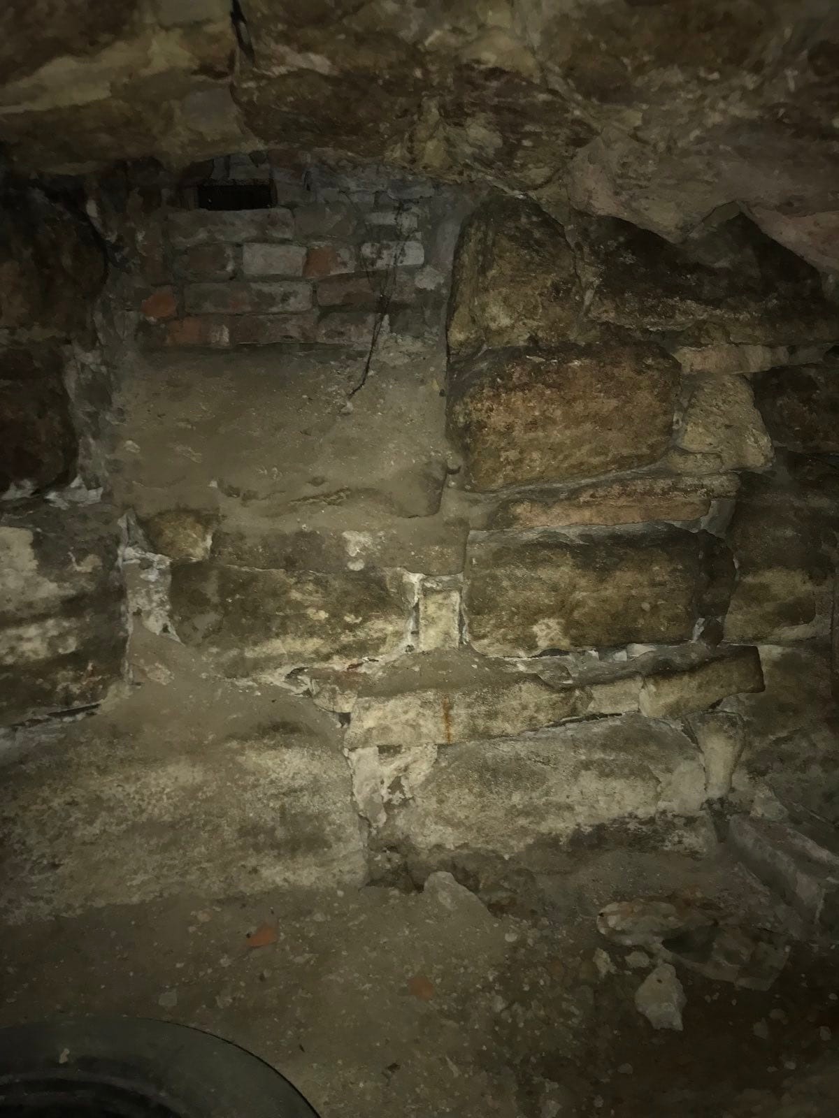 У підвалі аварійного львівського будинку знайшли рештки середньовічного млина