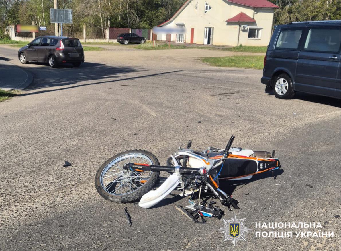 На Львівщині зіткнулися авто та мотоцикл: 19-річного водія госпіталізували