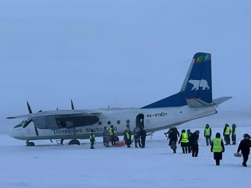 У Росії пасажирський літак сів на замерзлу річку: пілоти не побачили смуги