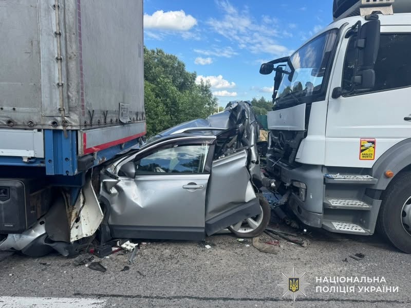 Дві вантажівки разчавило легковик: фото з страшної аварії поблизу Львова