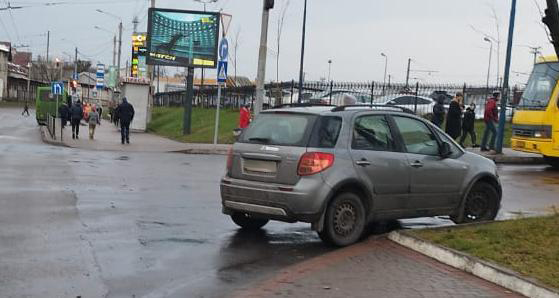 У Львові водій «Сузукі» збив пішохода. Потерпілий у лікарні