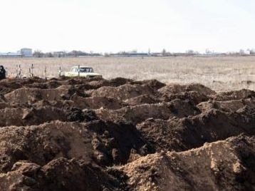 Місця масових поховань біля Маріуполя продовжують збільшуватись: фото з супутника