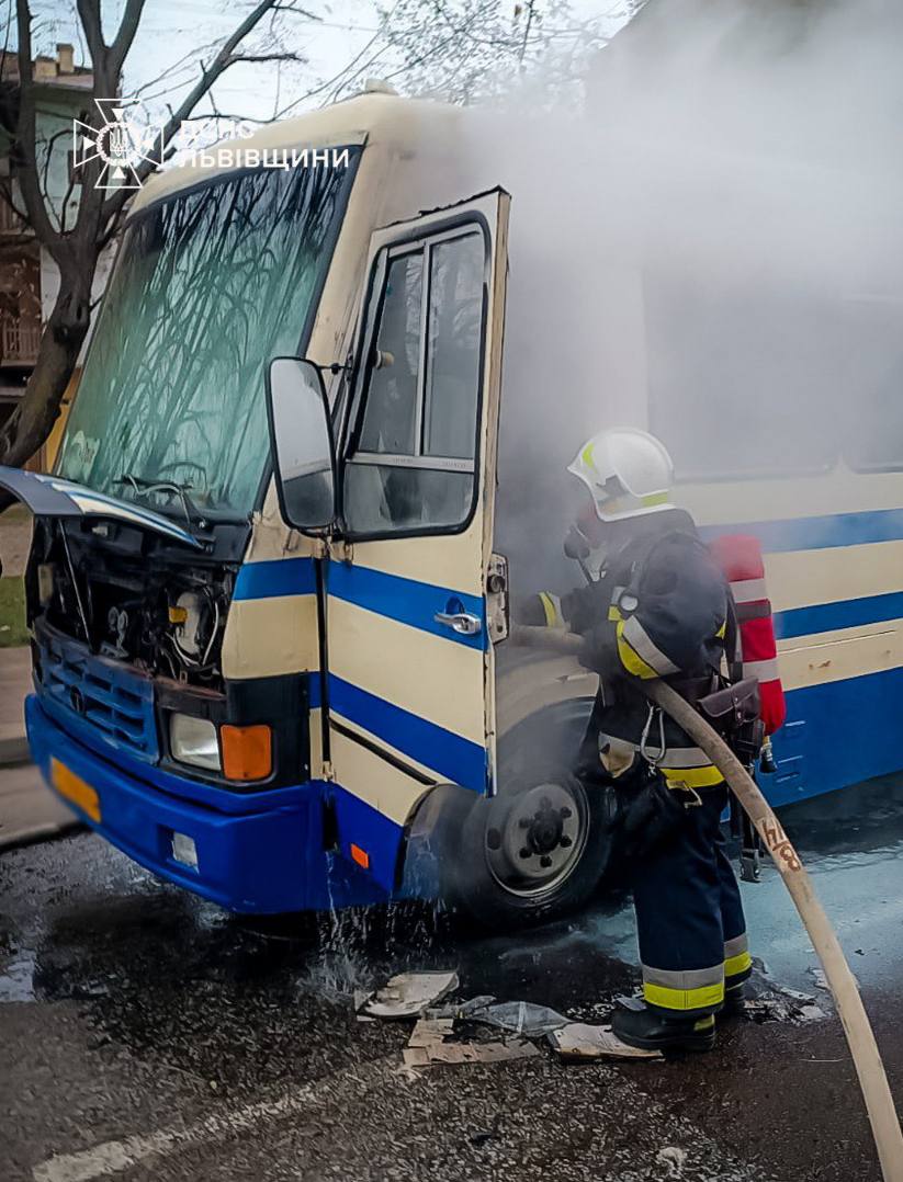 На Львівщині загорілась маршрутка з пасажирами (відео)