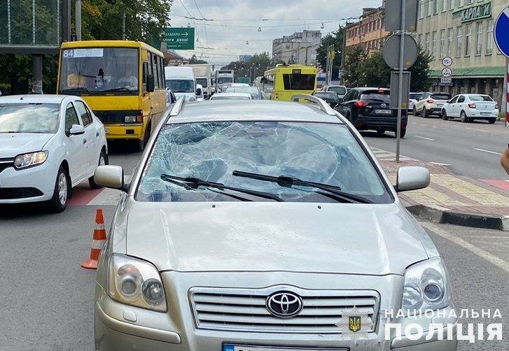 У Львові водій авто збив пішохода