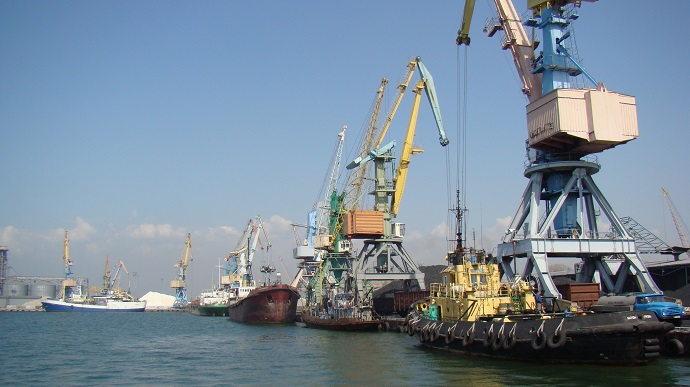 Окупанти вкрали п’ять кораблів із зерном у Бердянському порту