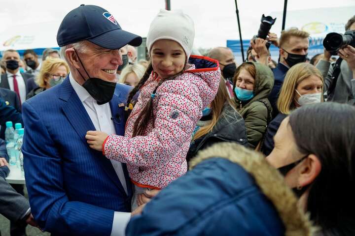 "Путін – м'ясник". Байден зустрівся з українськими біженцями