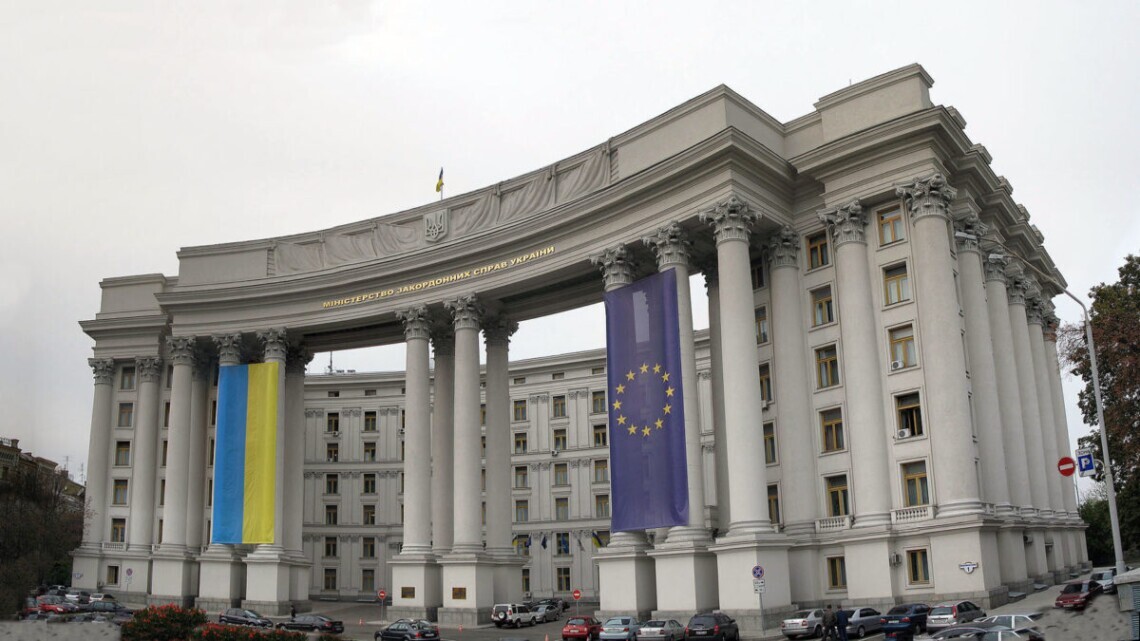 Призупинення роботи низки іноземних посольств в Україні: в МЗС відреагували