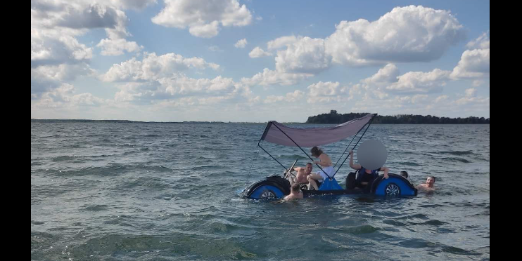 На Світязі катамаран з людьми пішов під воду: фото
