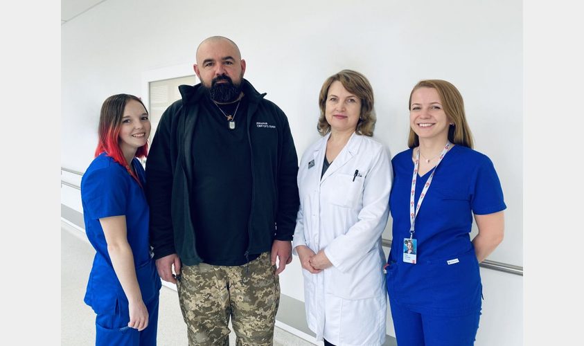 Львівські медики в особливий спосіб відновлюють зір українському військовому