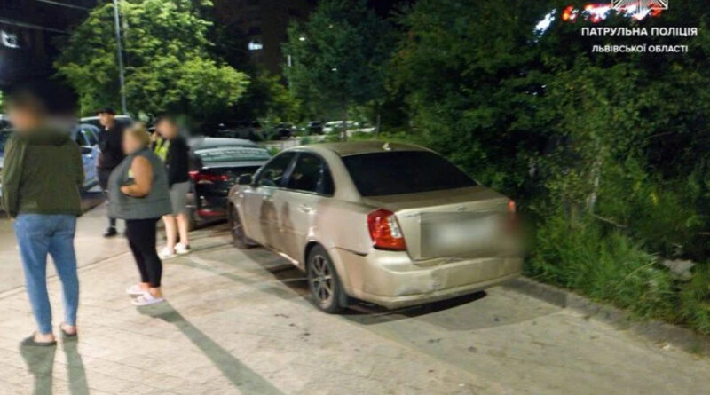 У Львові п'яний водій врізався в припарковані авто і втік