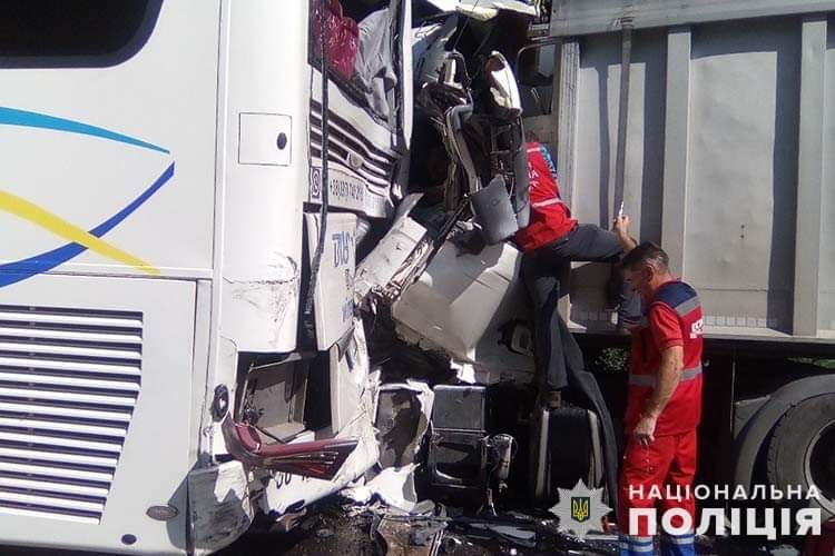 На Тернопільщині вантажівка врізалася в автобус (фото)