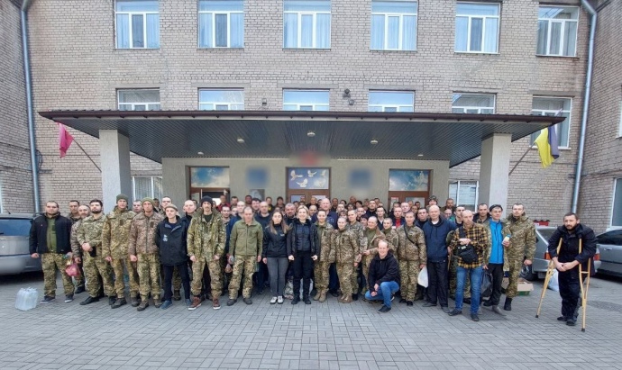 Звільнені з полону українські військові повертаються додому