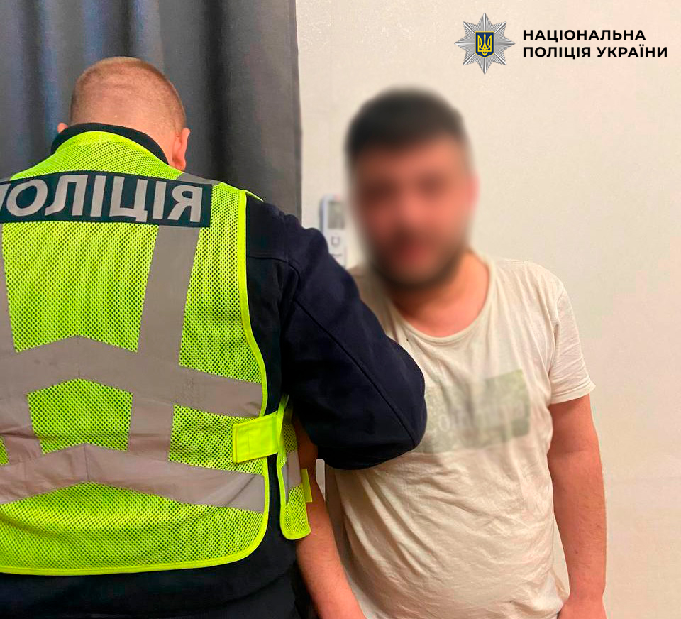 У Києві іноземець ножем поранив 22-річного хлопця: потерпілий у важкому стані