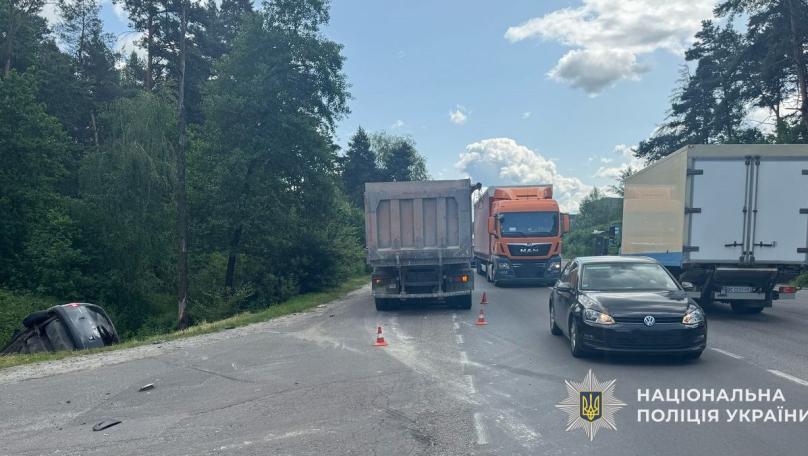 Внаслідок ДТП біля Львова травмувалися 8-річний хлопчик та 71-річна жінка (фото)