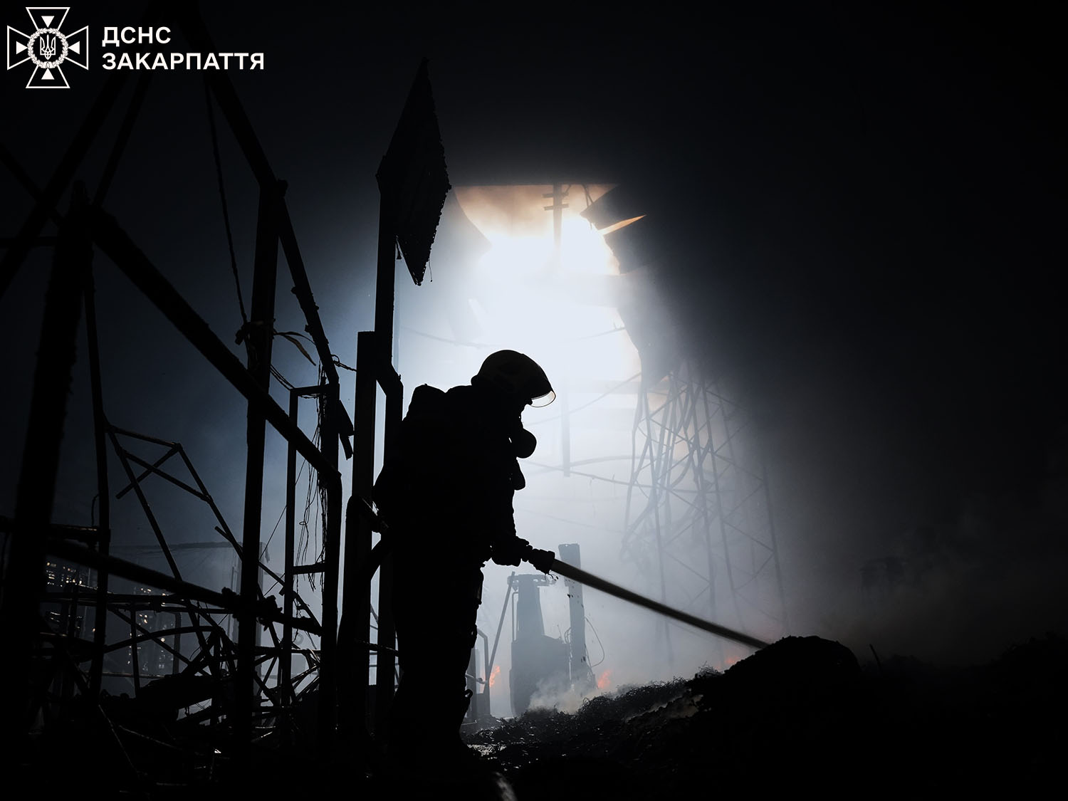Рятувальники Закарпаття показали, як триває ліквідація пожежі після вчорашньої атаки