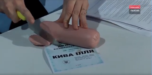 Ведучі "Народного Толк-Шоу" знайшли застосування диплому Іллі Киви та нарізали на ньому ковбасу