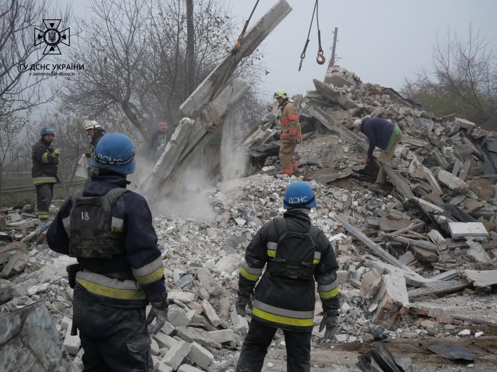 Ракетний обстріл Запорізької області. Під завалами зруйнованого будинку загинули 6 людей