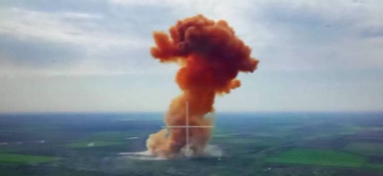 На Миколаївщині після вибуху в небо знялася помаранчева хмара диму