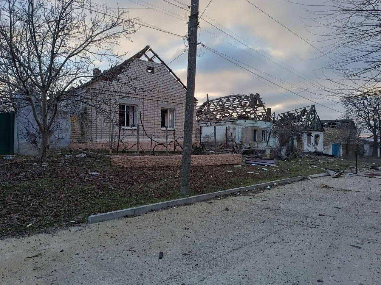У Бериславі ворог скинув вибухівку з безпілотника, є поранений