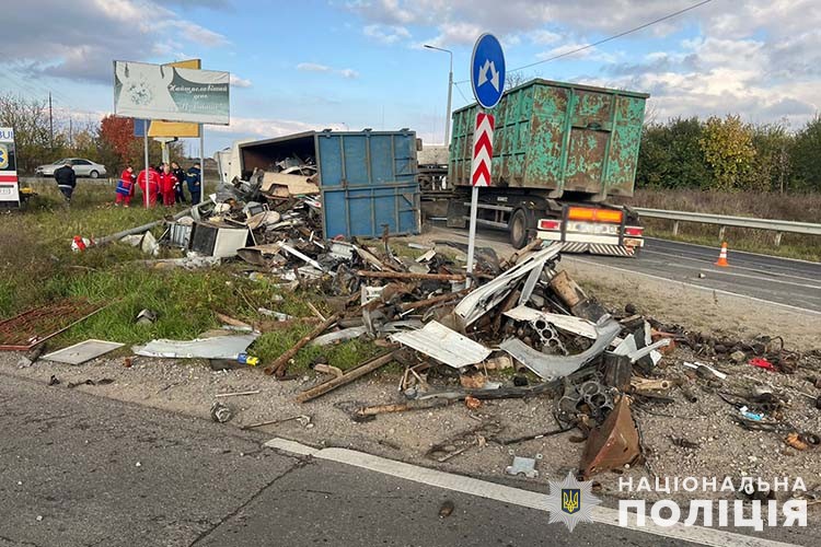 На Тернопільщині перекинулася вантажівка: водій в реанімації