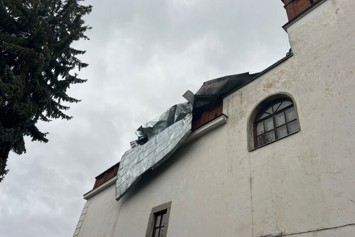 Буревій пошкодив покрівлю середньовічного замку на Рівненщині