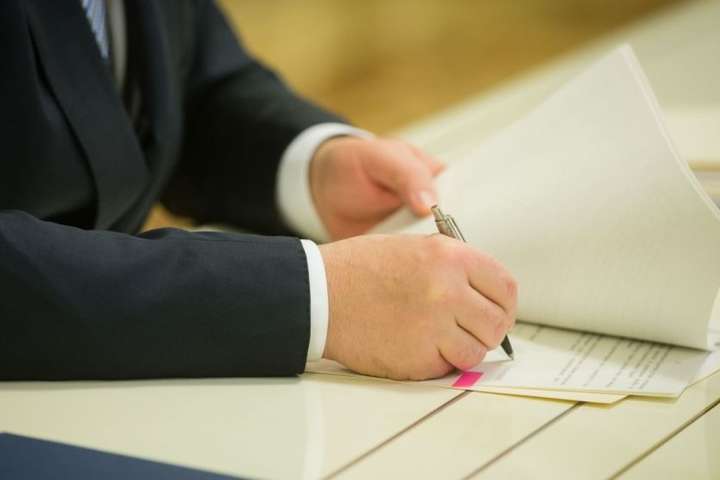 Чиновники вперше складають іспит з української мови. У системі стався збій