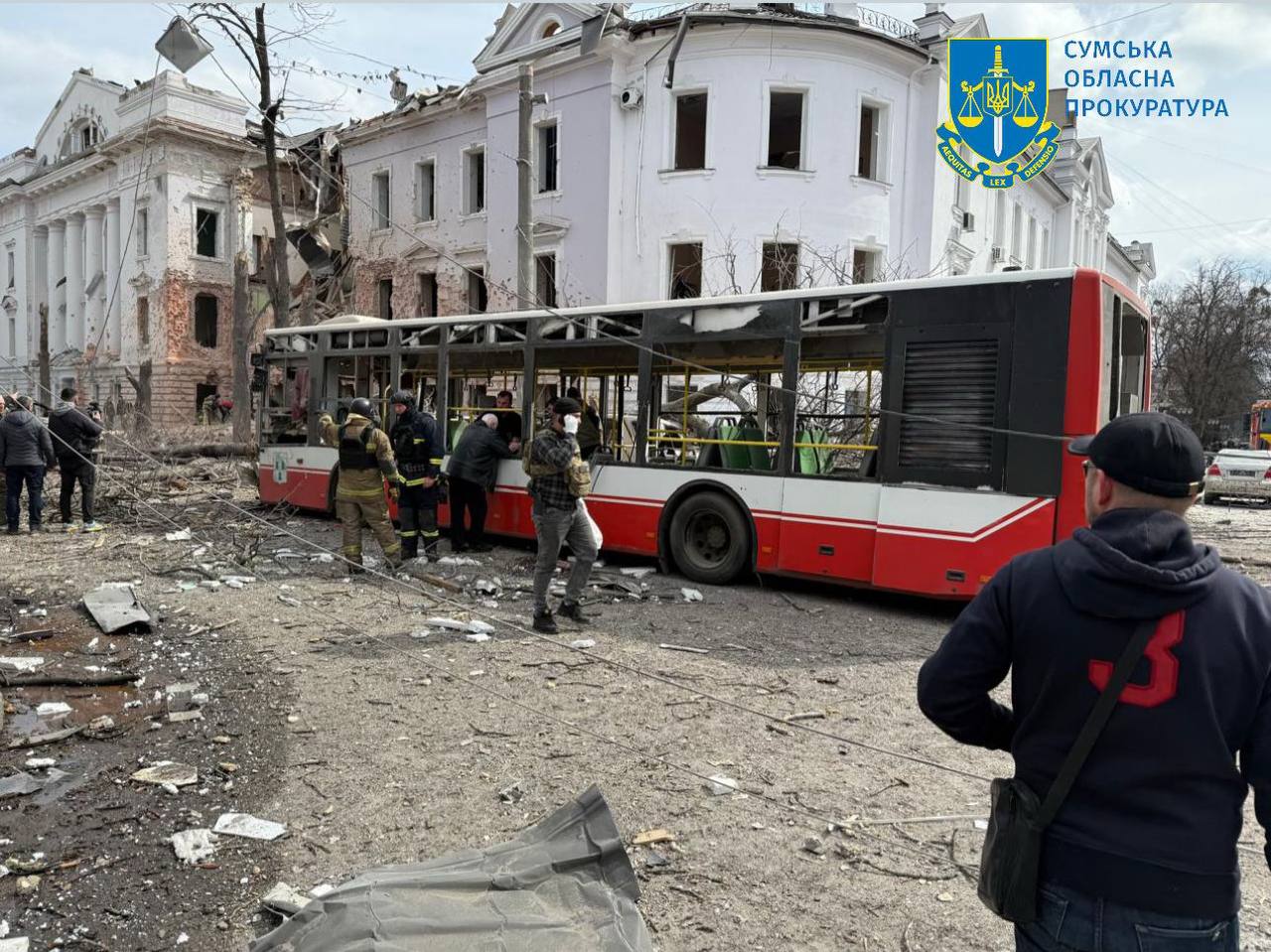 Ракетний удар по Сумах: поліція показала перші кадри моменту атаки