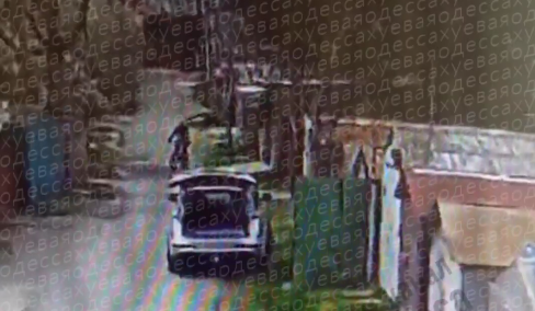 Чоловік посеред білого дня викрав авто, поки власник був у гаражі (відео)