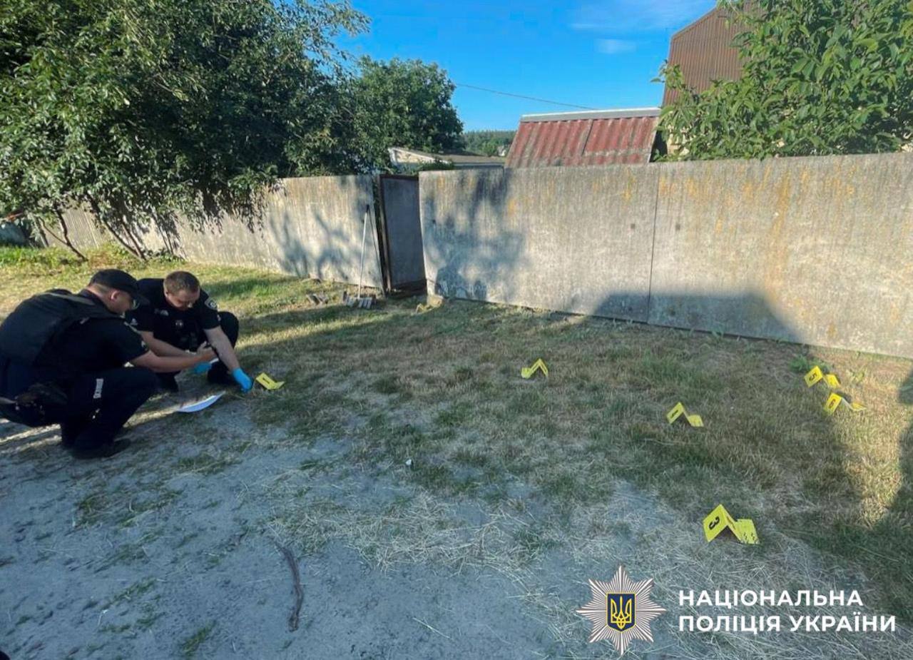 На Київщині чоловік погрожував сім'ї гранатою, а при затриманні підірвав її: Є загиблі та постраждалі