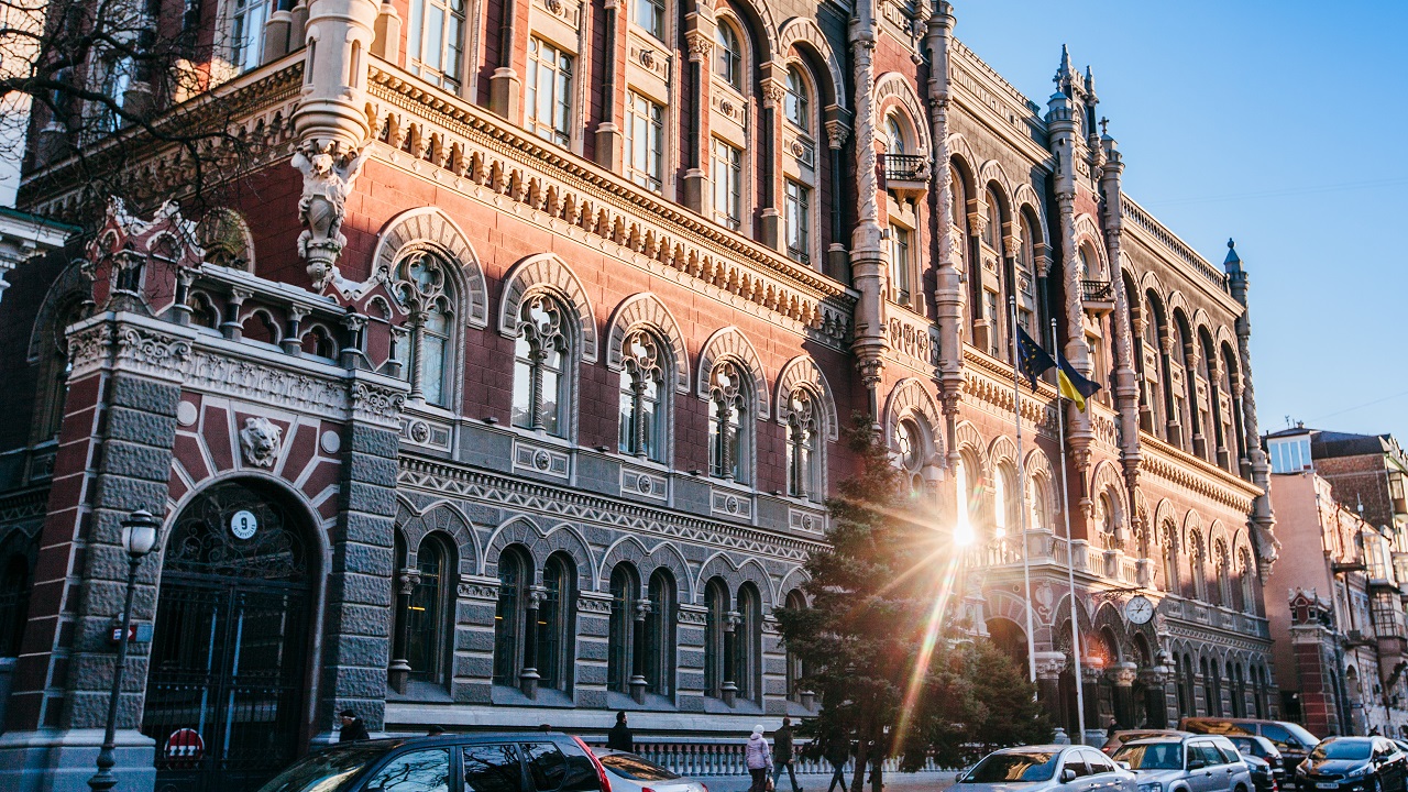 НБУ не здатен приборкати гривню. Вона продовжує зміцнюватися