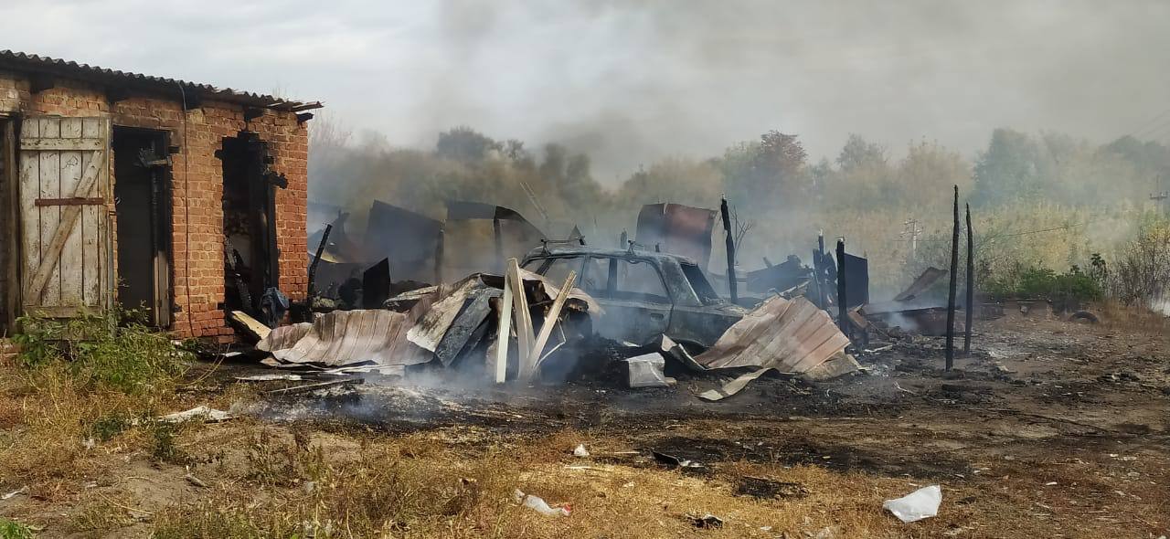 Росіяни атакували Вовчанськ. Загорівся житловий будинок з людьми