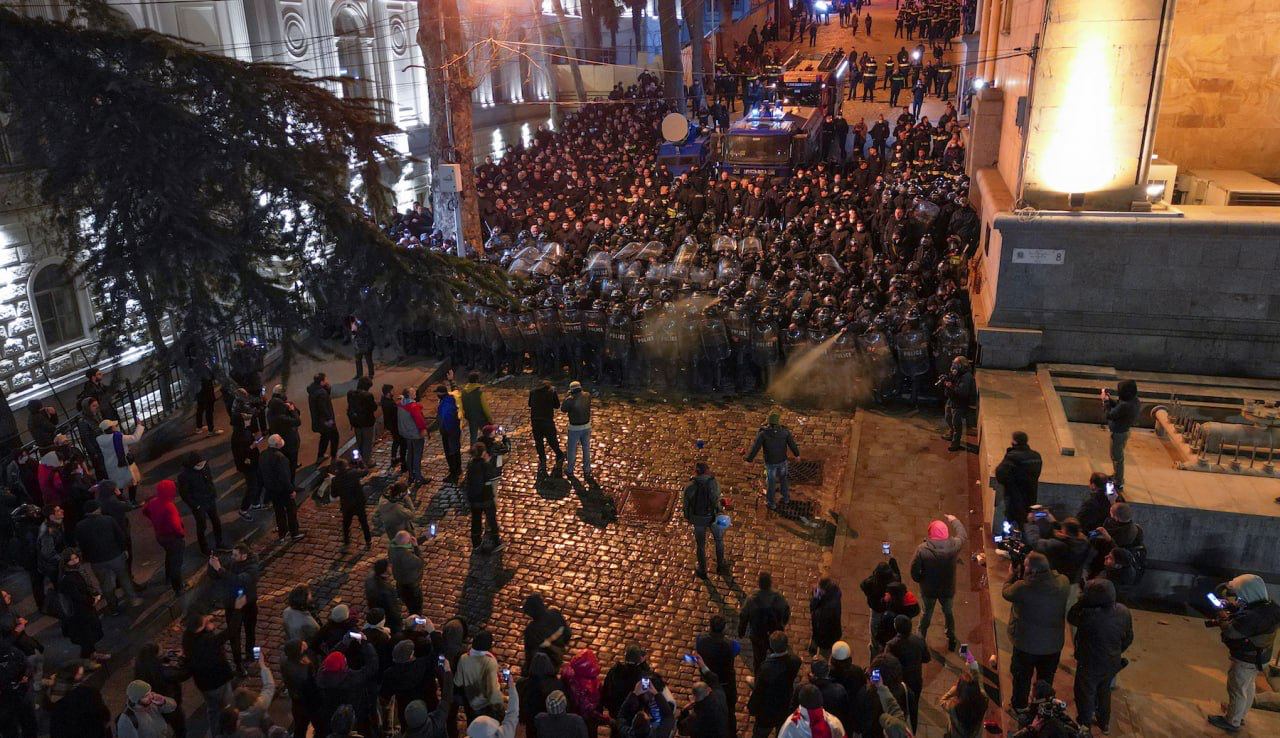 Заворушення в Тбілісі. Мітингарів відтіснили від будівлі парламенту. Наживо