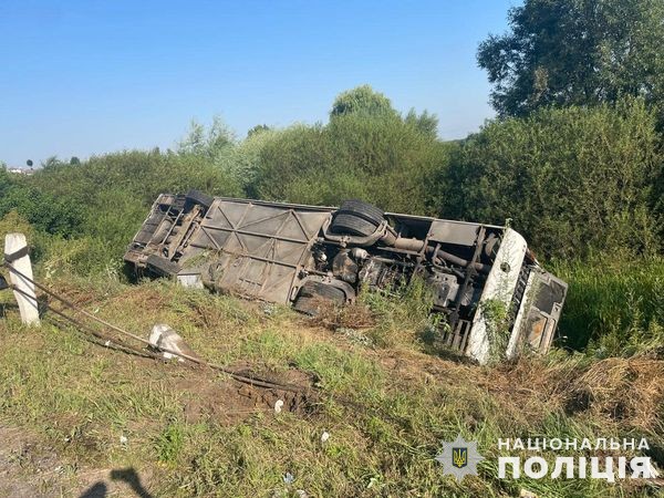На Тернопільщині перекинувся автобус з паломниками, які їхали на прощу у Зарваницю