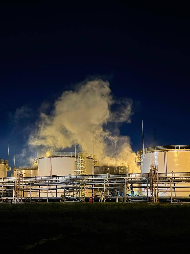 Росіяни заявили про атаку безпілотників на два нафтопереробні заводи