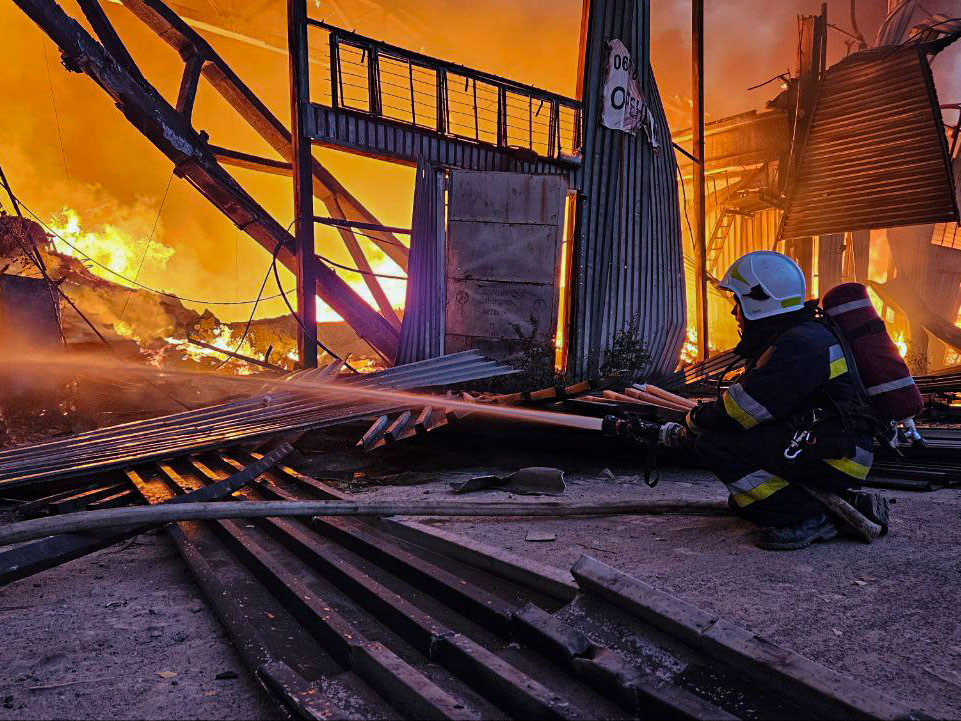 У Львові росіяни вщент знищили 300 тонн гуманітарної допомоги